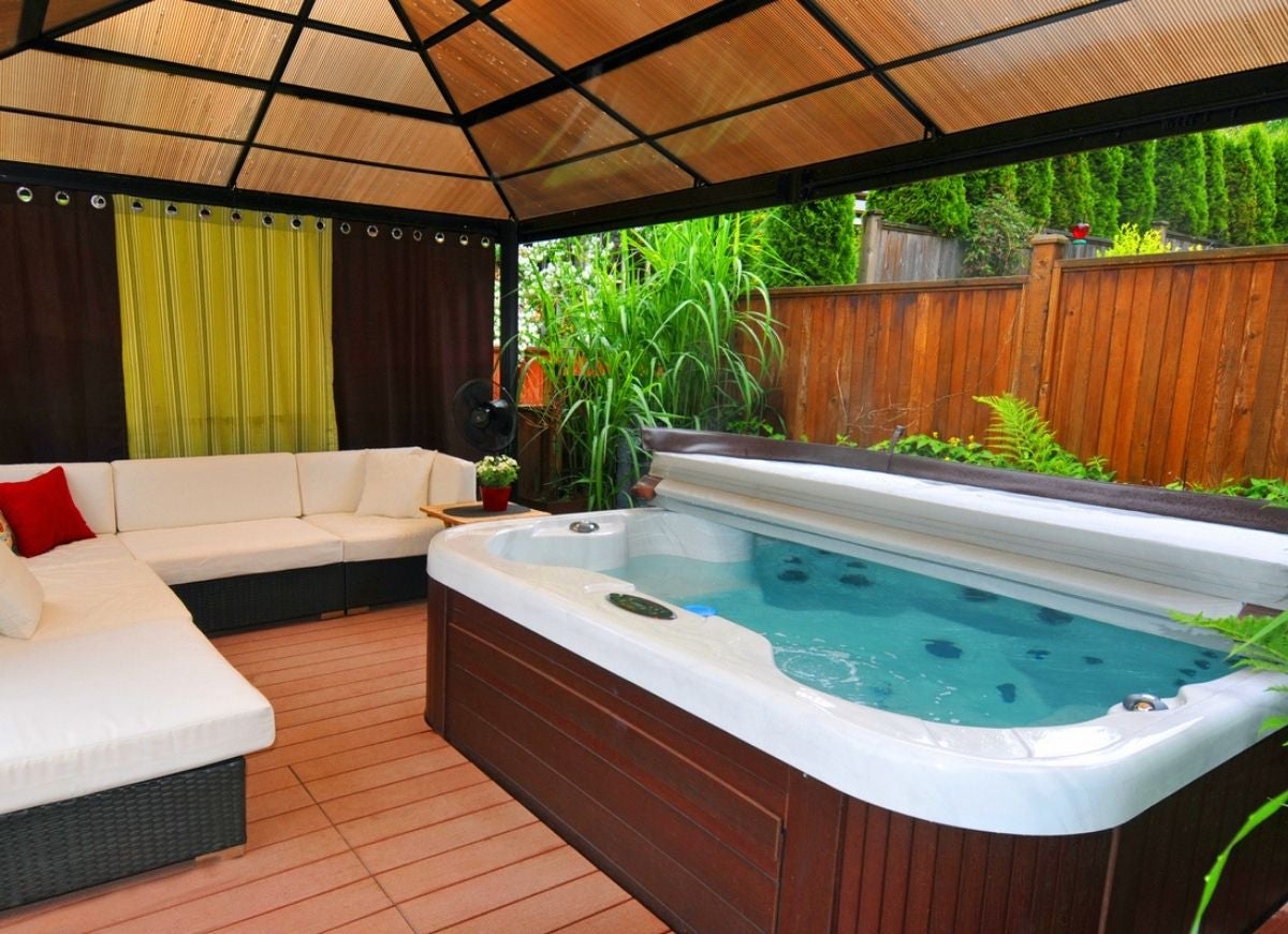 15 Hot Tub Deck Ideas for a Relaxing Backyard