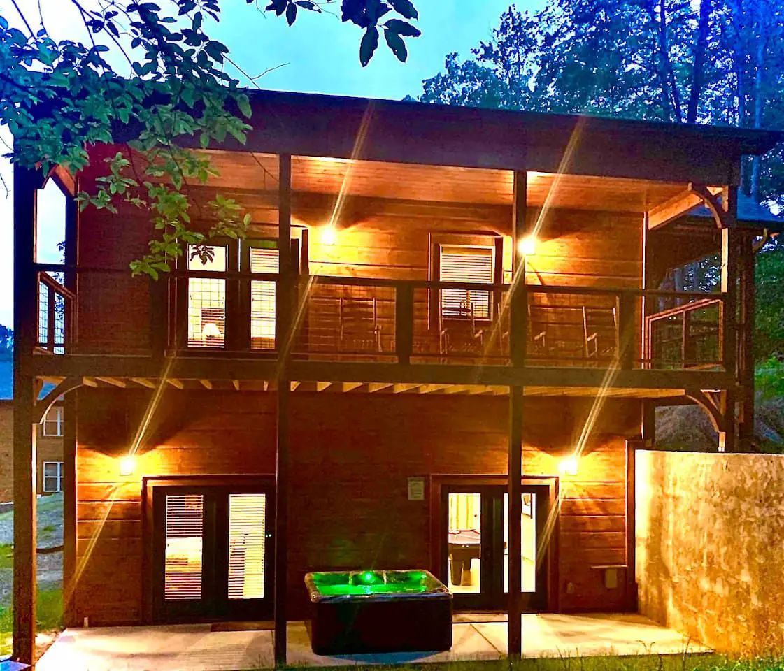 Gorgeous New Cabin w/ hot tub, firepit, pool table