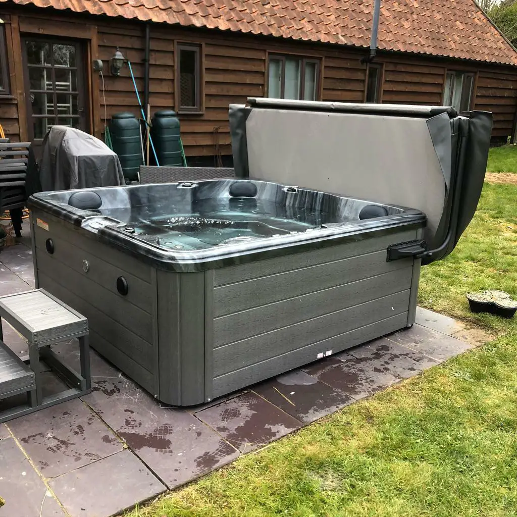 Hot Tub With Free Delivery