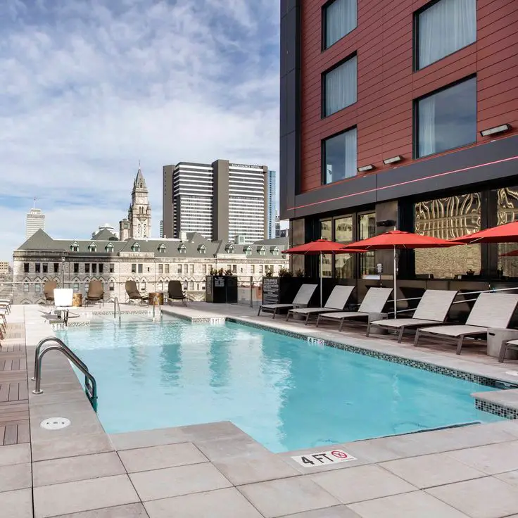 hotels downtown chicago with rooftop pools
