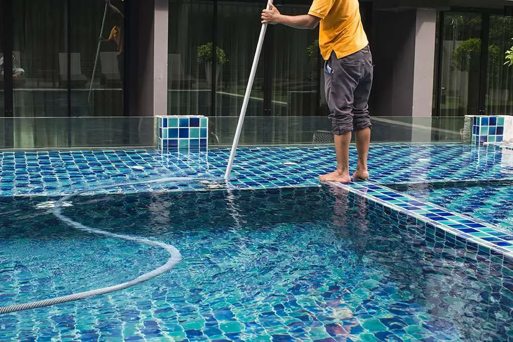 How to clean a swimming pool after winter