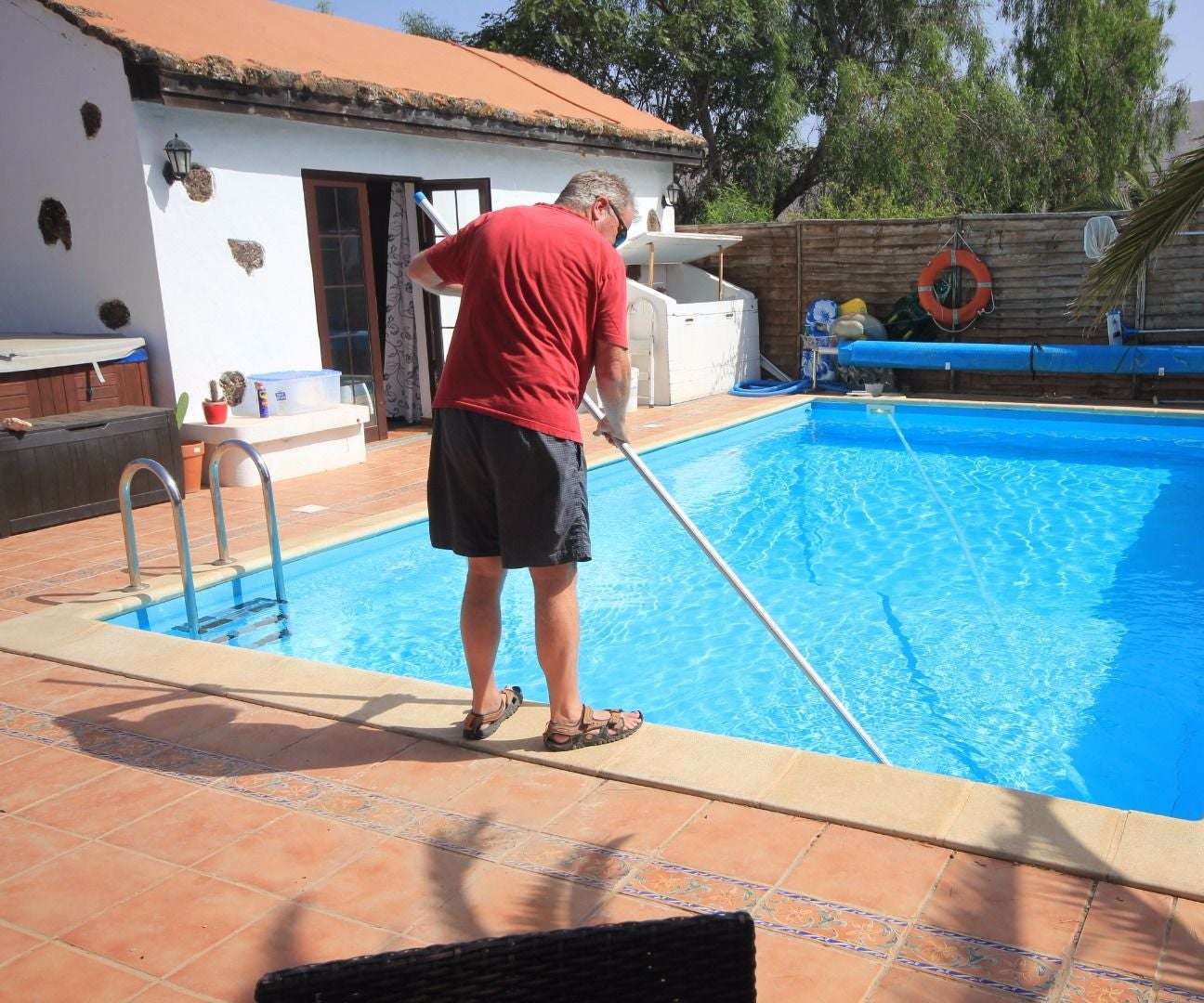 How to Clean a Swimming Pool