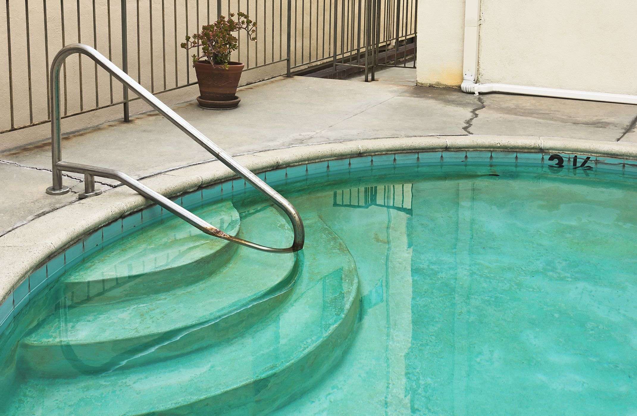 How to Remove Stains From a Plaster Swimming Pool