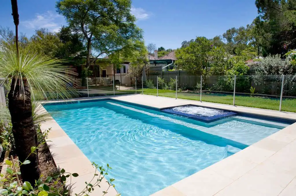 Salt water pools vs chlorine: which is better for you?